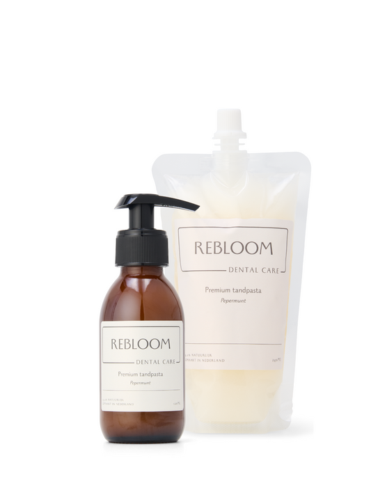 Flesje en navulverpakking tandpasta. De tandpasta is wit, het flesje bruin. De navulverpakking is transparant