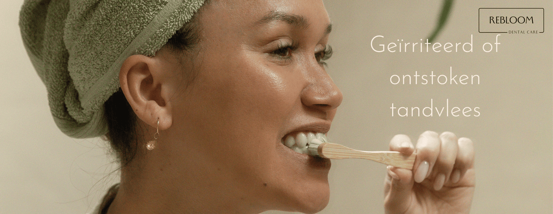 Geirriteerd of ontstoken tandvlees. Een dame die voorzichtig haar tandenpoetst met een zachte tandenborstel