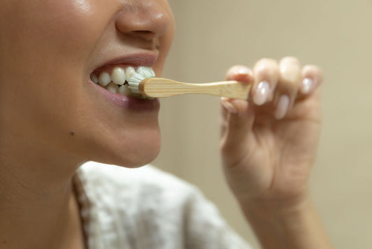 Tandenpoetsen, voor of na het ontbijt. Dame die haar tandenpoetst.