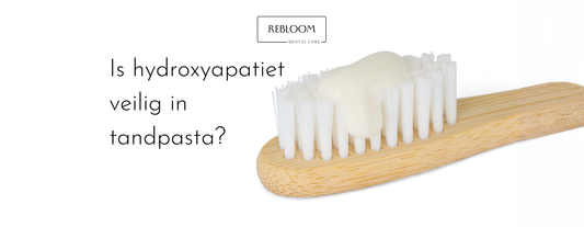 tandenborstel met tandpasta op afbeelding met tekst, is hydroxyapatiet veilig in tandpasta. Logo rebloom care erboven